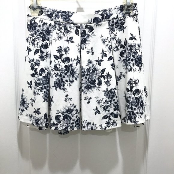 Forever 21 | Floral Circle Mini Skirt - Picture 2 of 7